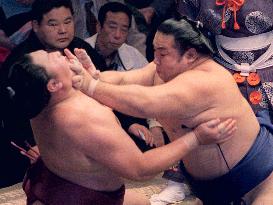 Chiyotaikai gains 9th win in summer sumo